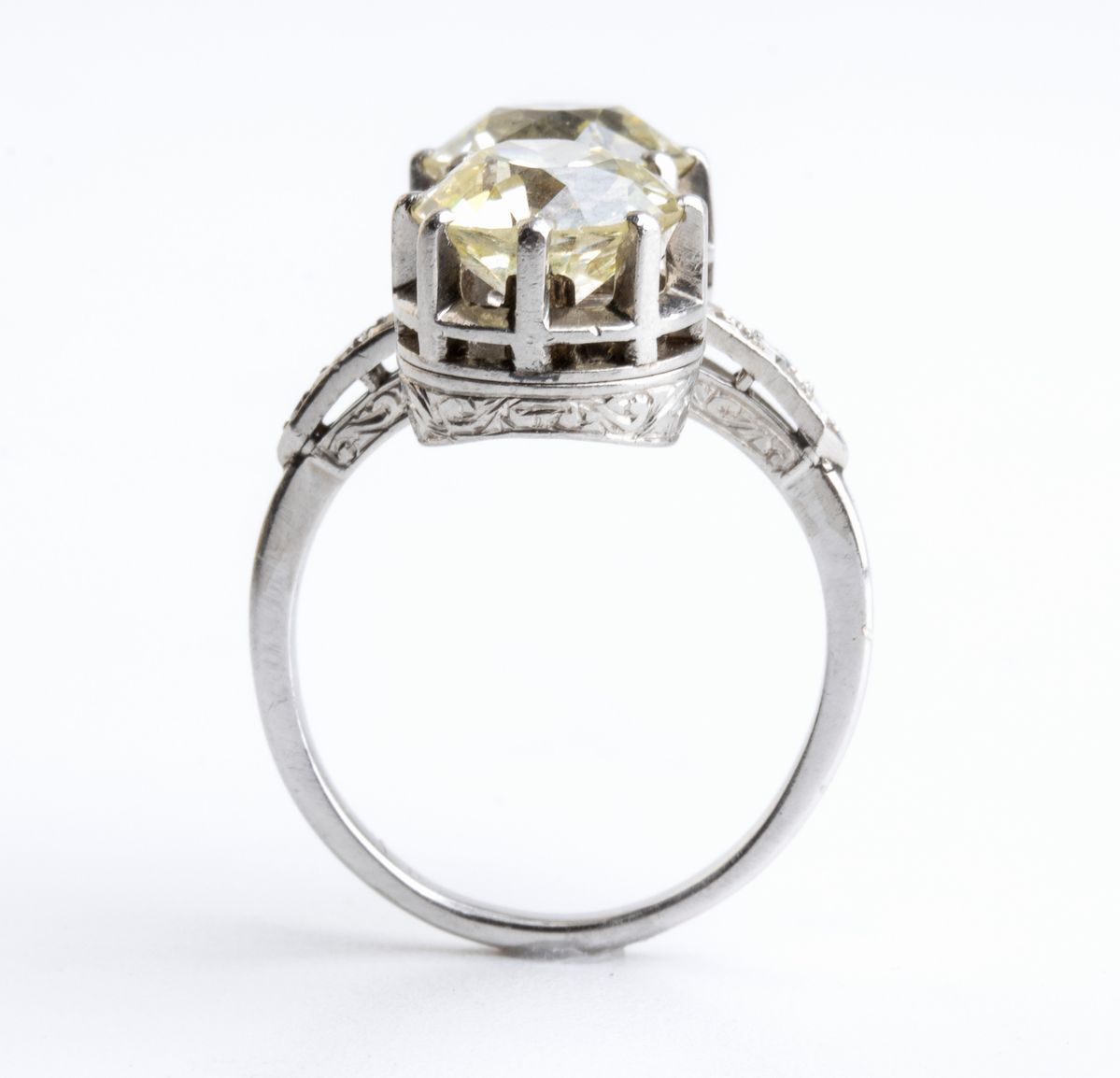 Anello in Platino con Coppia di Diamanti, Trasformabile in un Paio di Orecchini - Anni '30