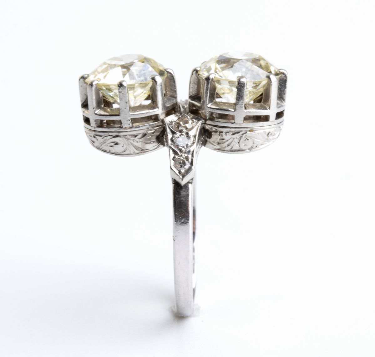 Anello in Platino con Coppia di Diamanti, Trasformabile in un Paio di Orecchini - Anni '30