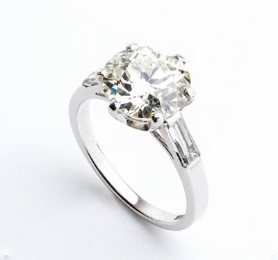 Anello Solitario in Oro e Diamanti