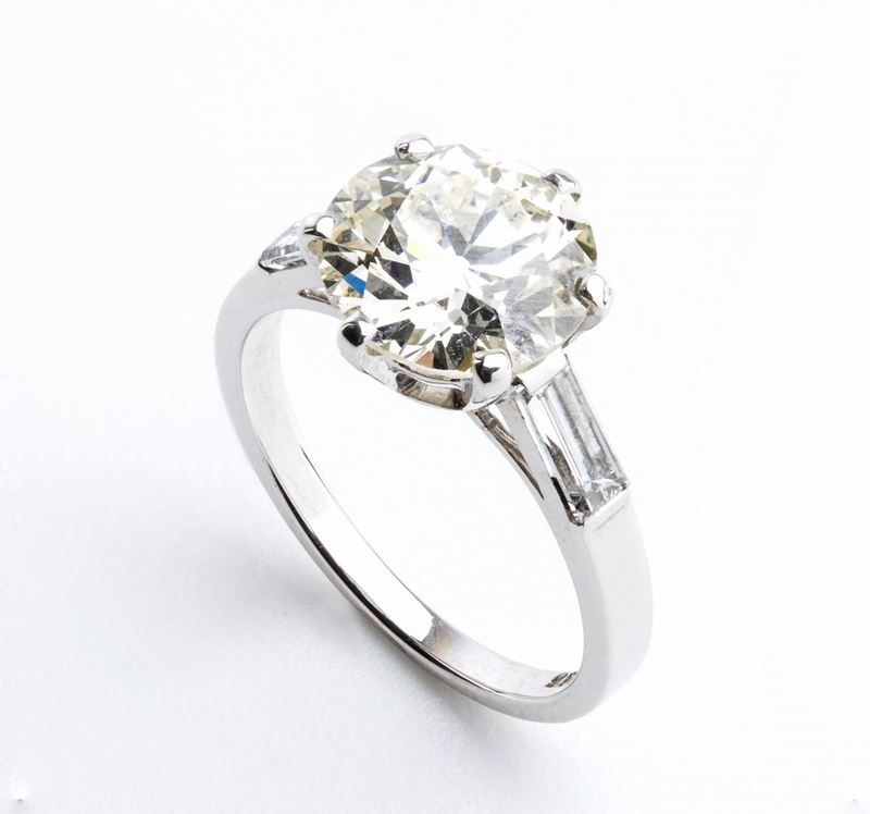 Anello Solitario in Oro e Diamanti