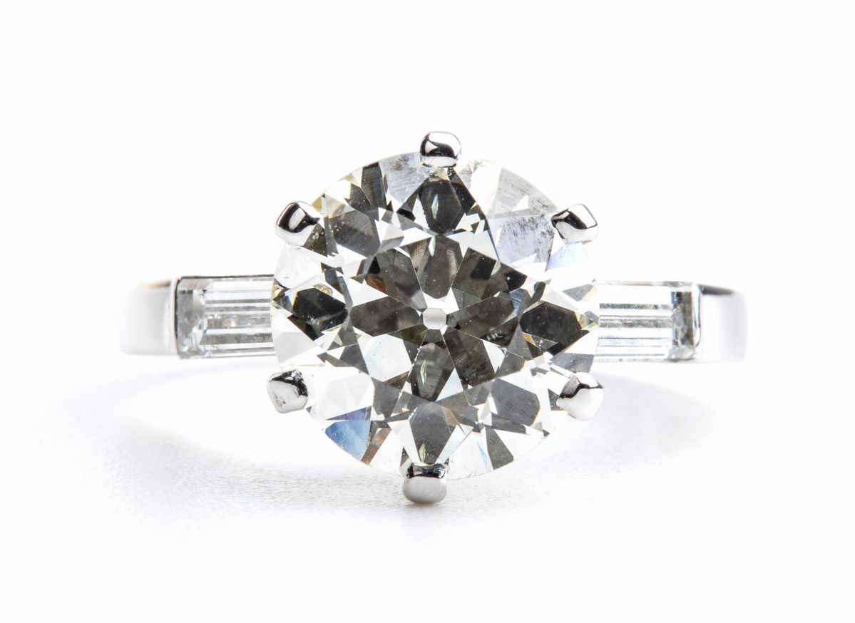 Anello Solitario in Oro e Diamanti