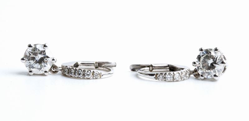 Orecchini pendenti con diamanti