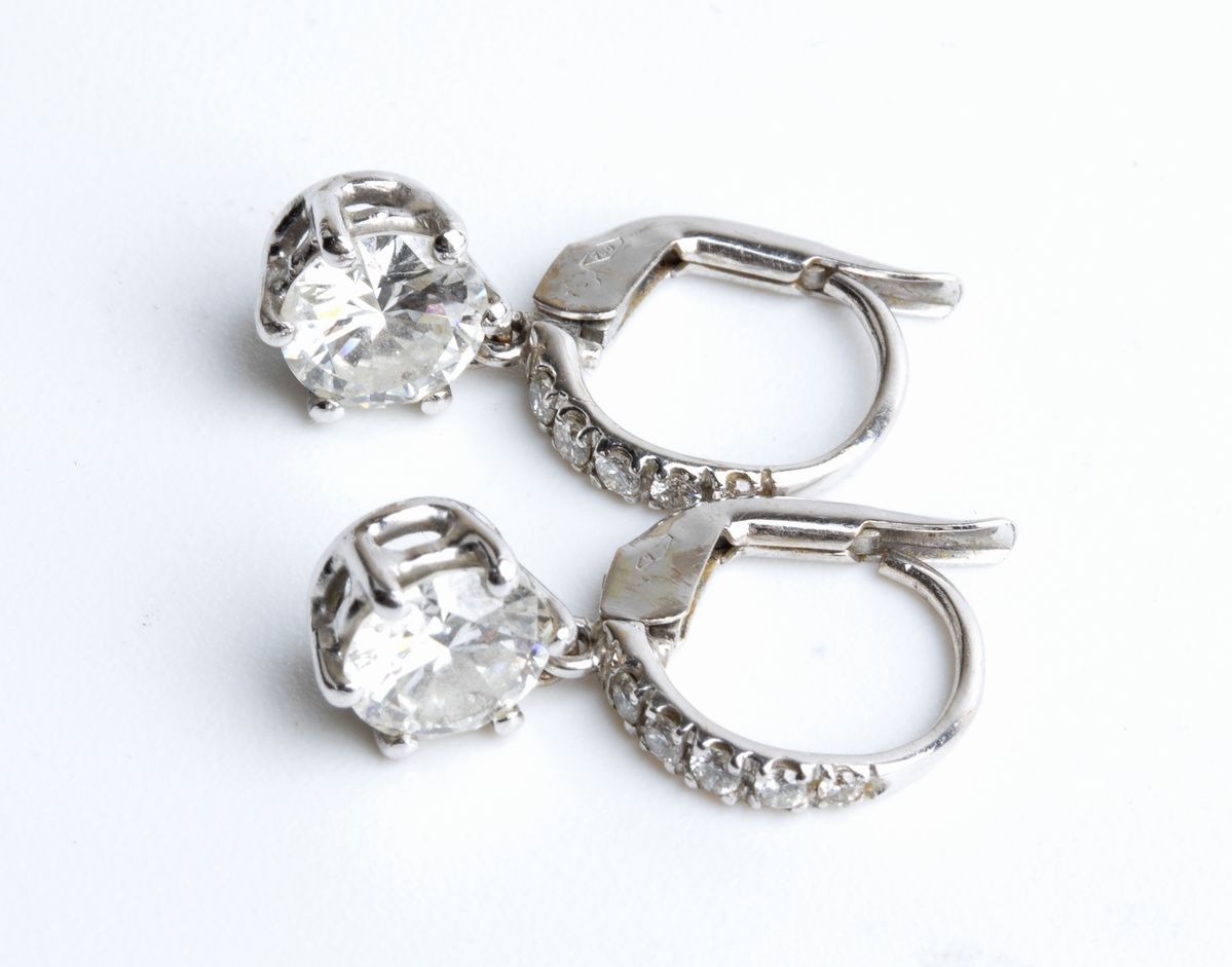 Orecchini pendenti con diamanti