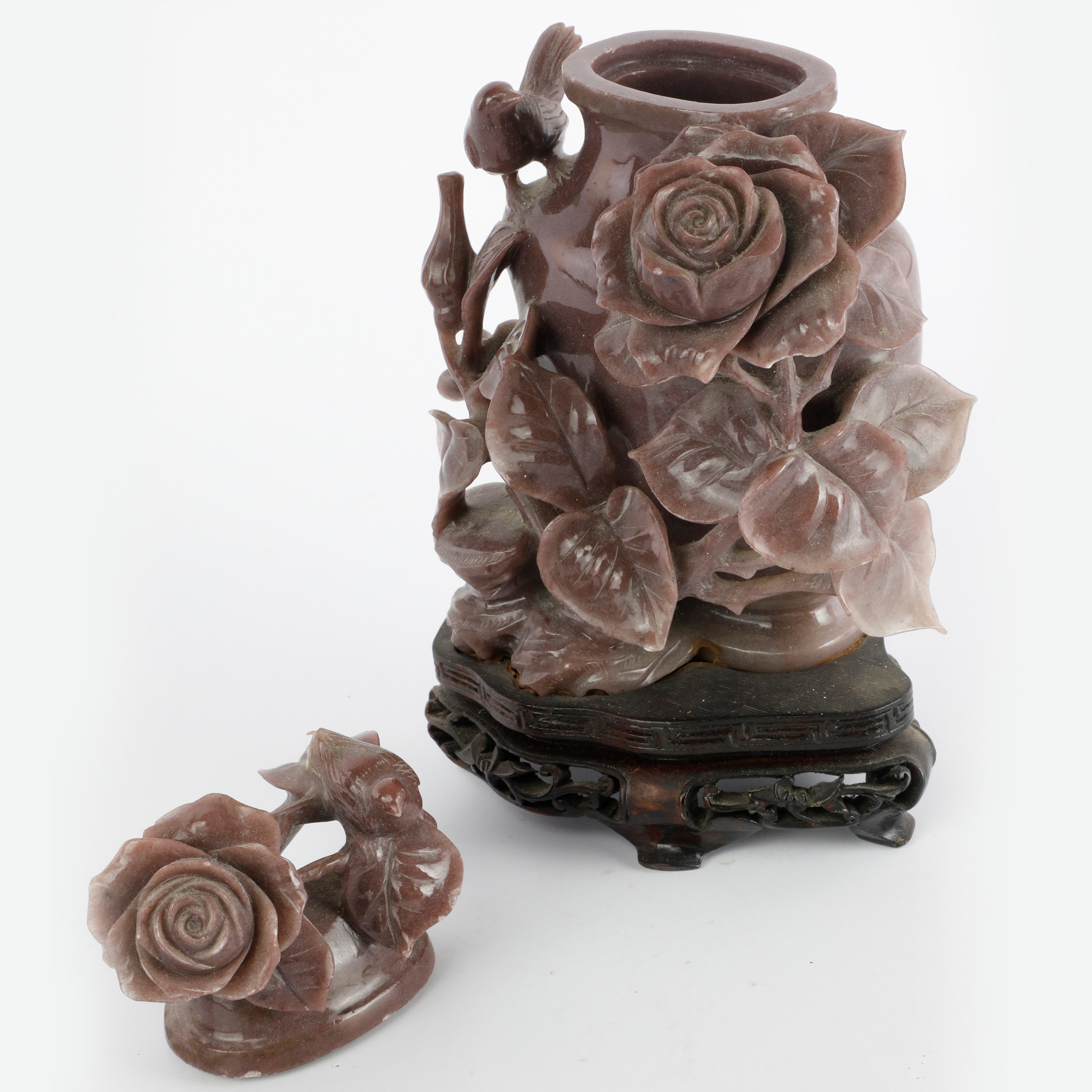 Potiches in Materiale Lapideo con Decoro Floreale ed Animali
