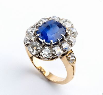 Anello in Oro con Zaffiro Burma e Diamanti