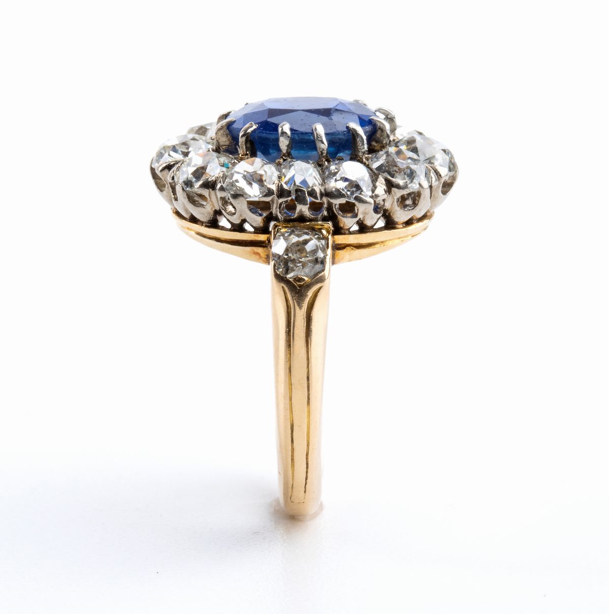 Anello in Oro con Zaffiro Burma e Diamanti