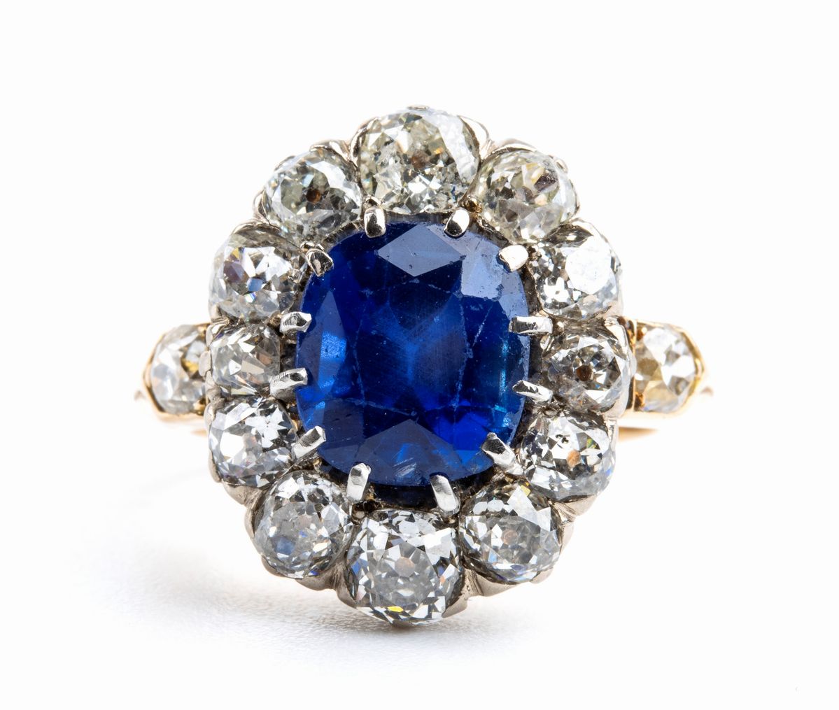 Anello in Oro con Zaffiro Burma e Diamanti