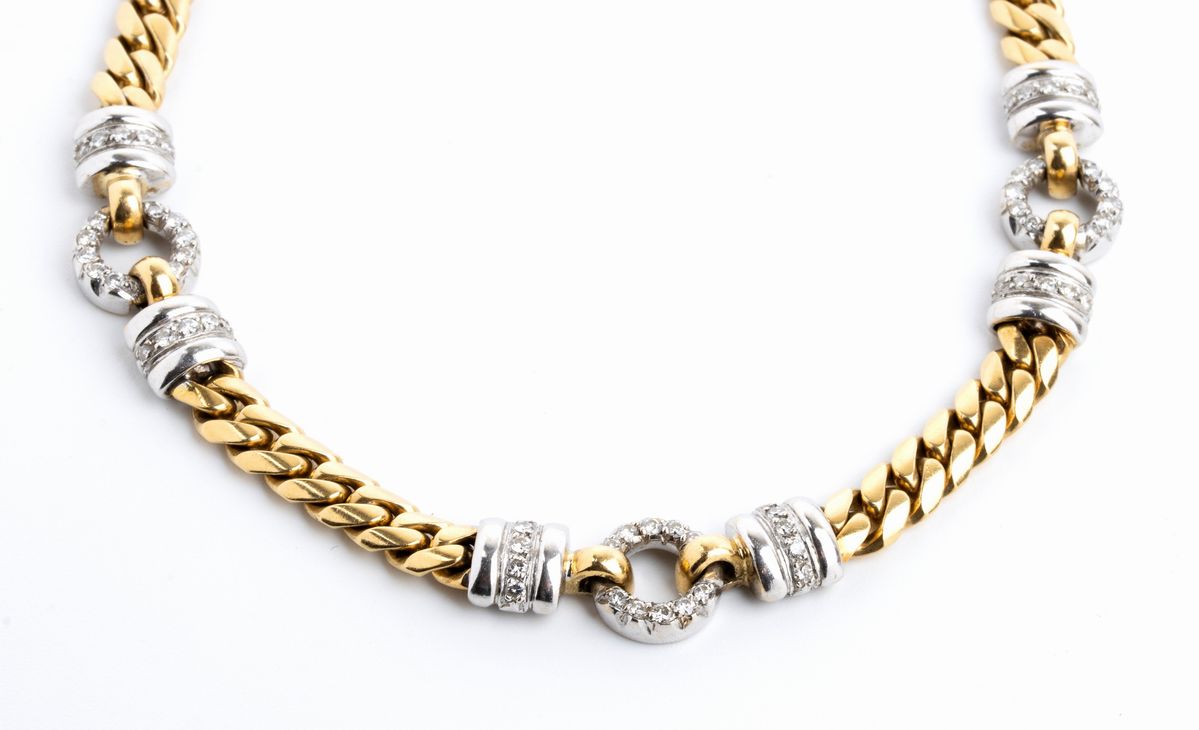 Demi parure composta da collana e bracciale in oro e diamanti