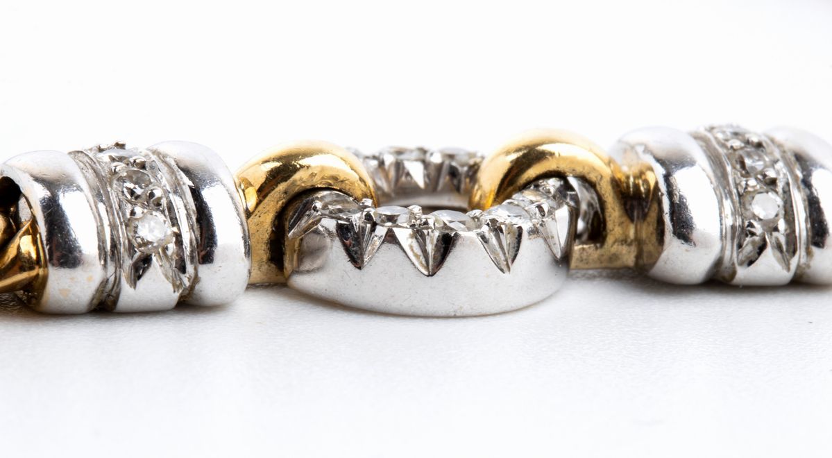 Demi parure composta da collana e bracciale in oro e diamanti