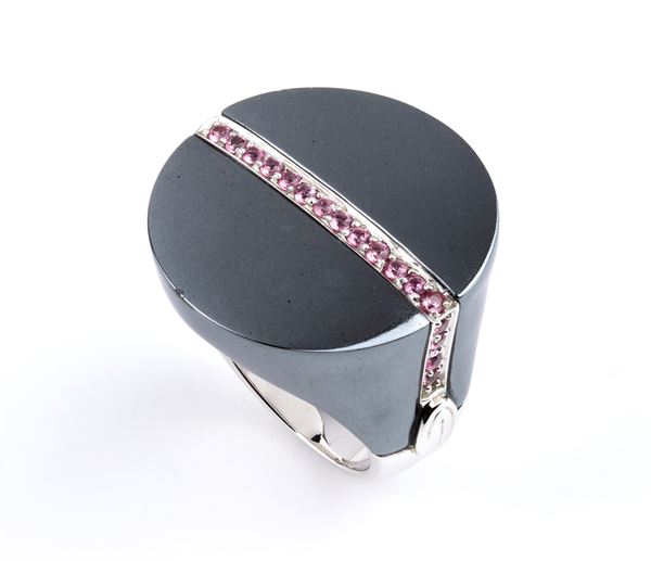 DAMIANI: anello a fascia in oro ceramica e corindoni rosa
