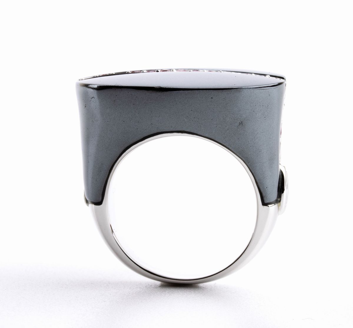 DAMIANI: anello a fascia in oro ceramica e corindoni rosa