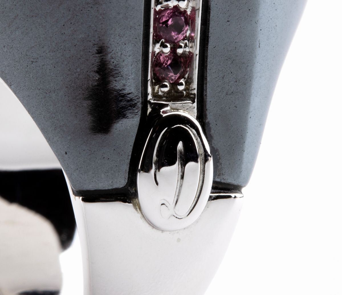 DAMIANI: anello a fascia in oro ceramica e corindoni rosa