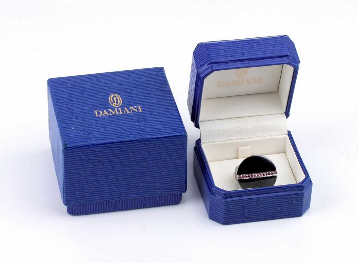 DAMIANI: anello a fascia in oro ceramica e corindoni rosa