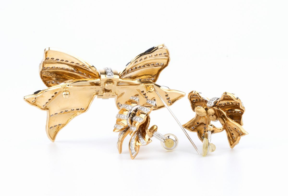 REPOSSI: spilla ed orecchini a fiocco in oro con diamanti