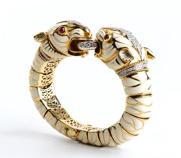 DAVID WEBB: bracciale flessibile in oro con coppia di teste di tigre, smalto bianco, rubini e diamanti