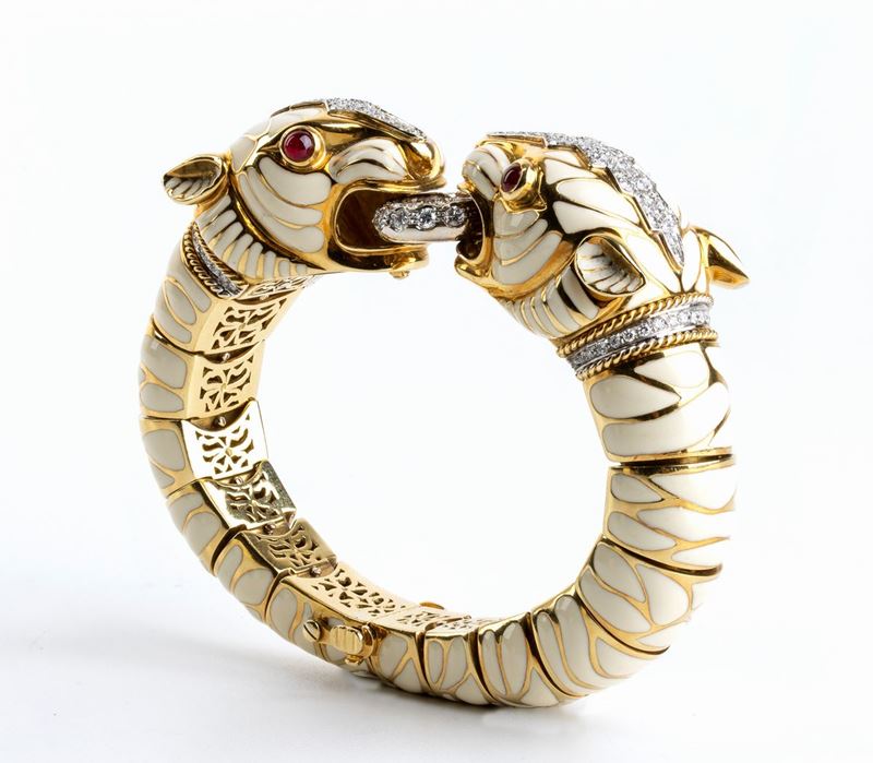 DAVID WEBB: bracciale flessibile in oro con coppia di teste di tigre, smalto bianco, rubini e dia...