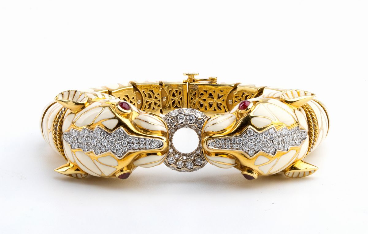 DAVID WEBB: bracciale flessibile in oro con coppia di teste di tigre, smalto bianco, rubini e dia...