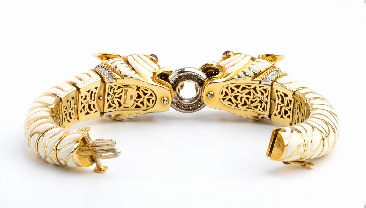 DAVID WEBB: bracciale flessibile in oro con coppia di teste di tigre, smalto bianco, rubini e dia...