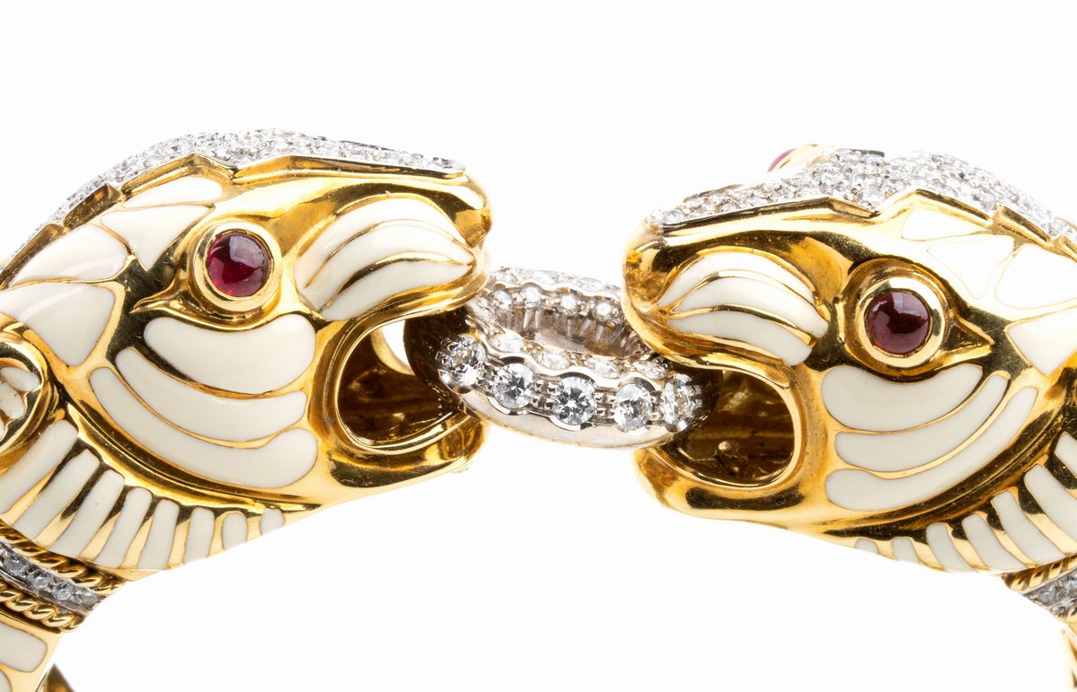 DAVID WEBB: bracciale flessibile in oro con coppia di teste di tigre, smalto bianco, rubini e dia...