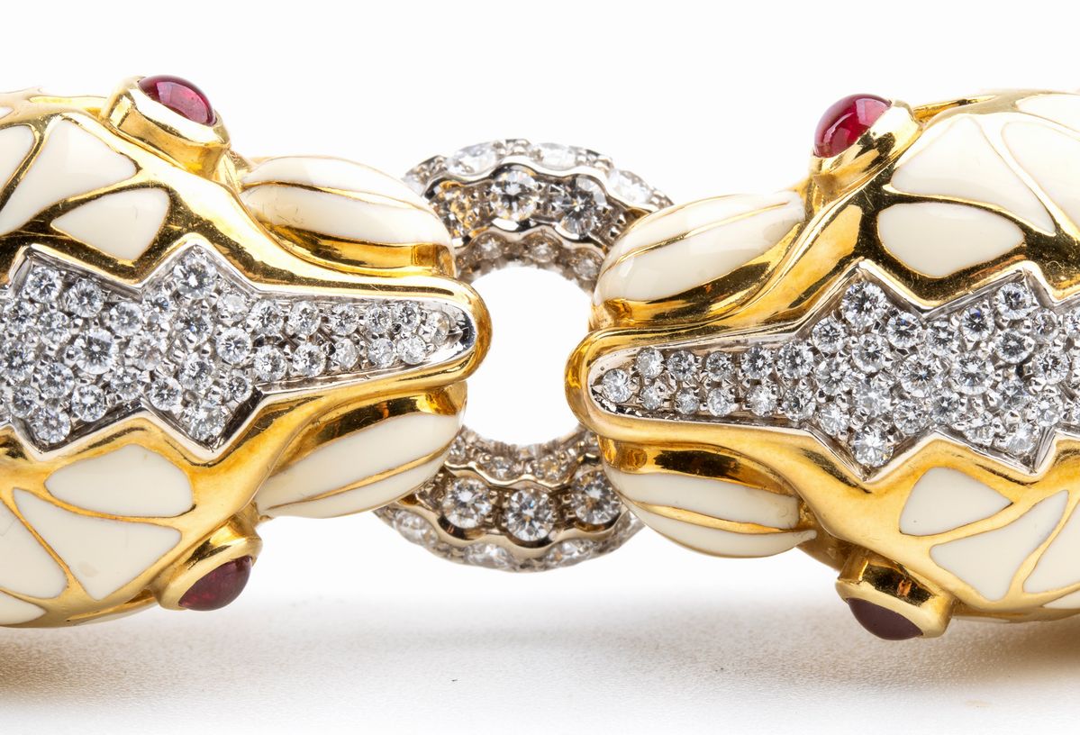 DAVID WEBB: bracciale flessibile in oro con coppia di teste di tigre, smalto bianco, rubini e dia...