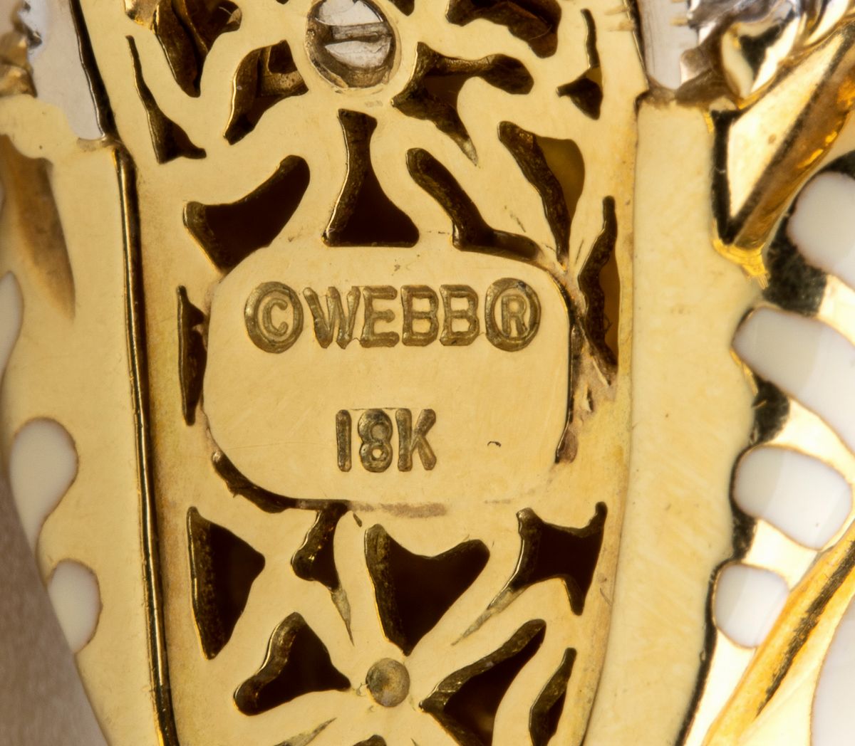 DAVID WEBB: bracciale flessibile in oro con coppia di teste di tigre, smalto bianco, rubini e dia...