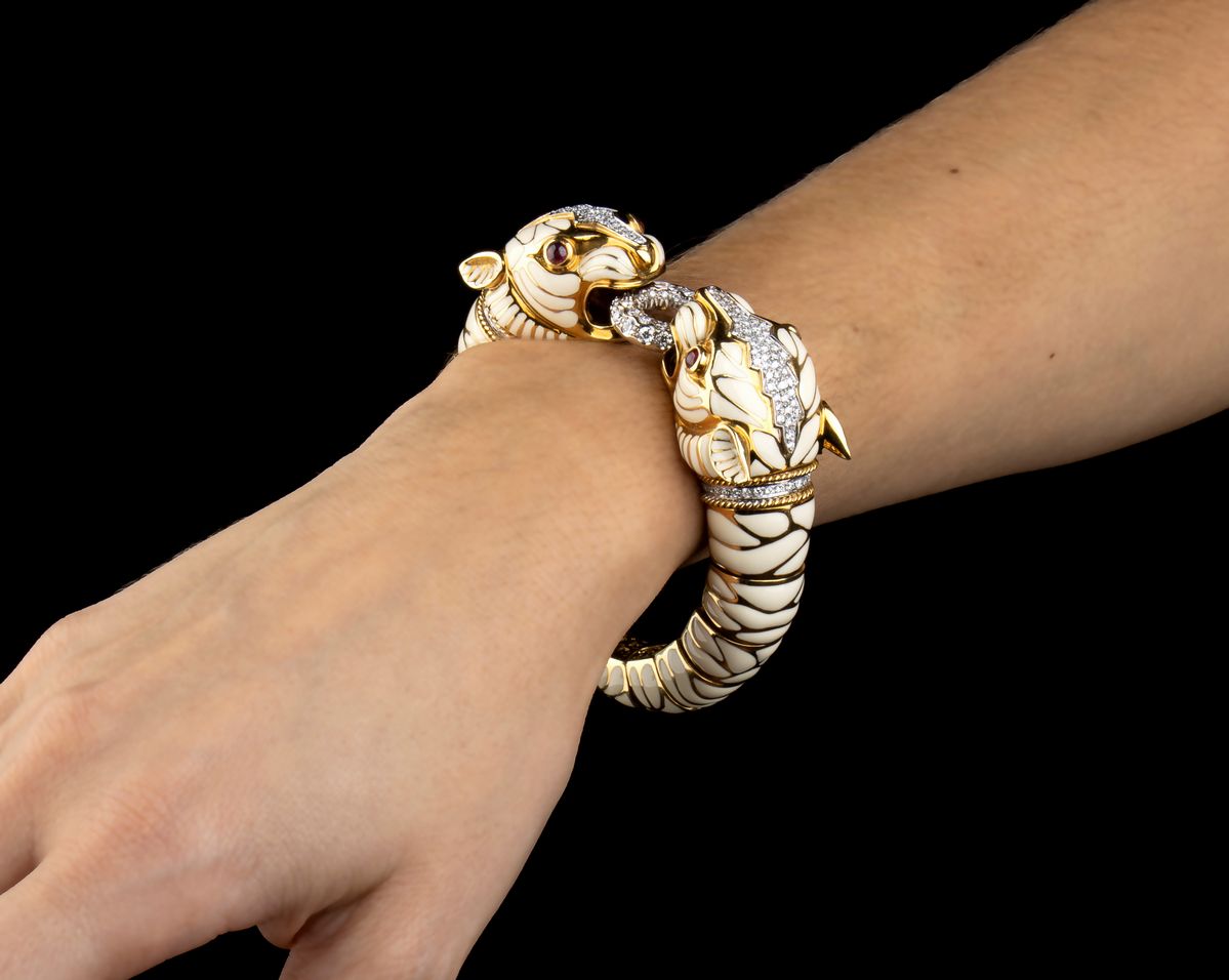 DAVID WEBB: bracciale flessibile in oro con coppia di teste di tigre, smalto bianco, rubini e dia...