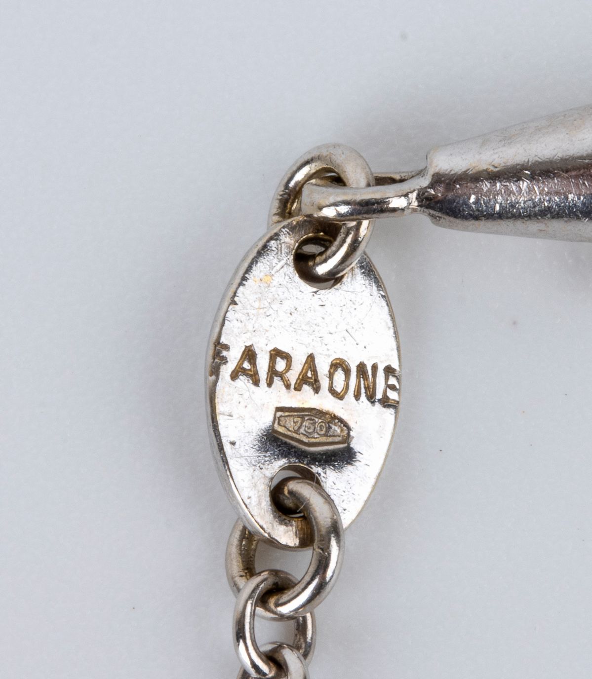 FARAONE: demi parure composta da una collana ed un paio di orecchini con zaffiri, corindoni vari ...