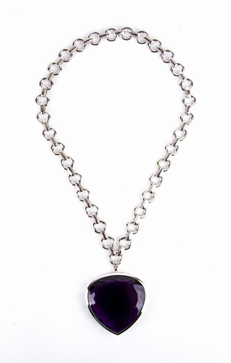 Collana in oro e grande ametista a forma di cuore