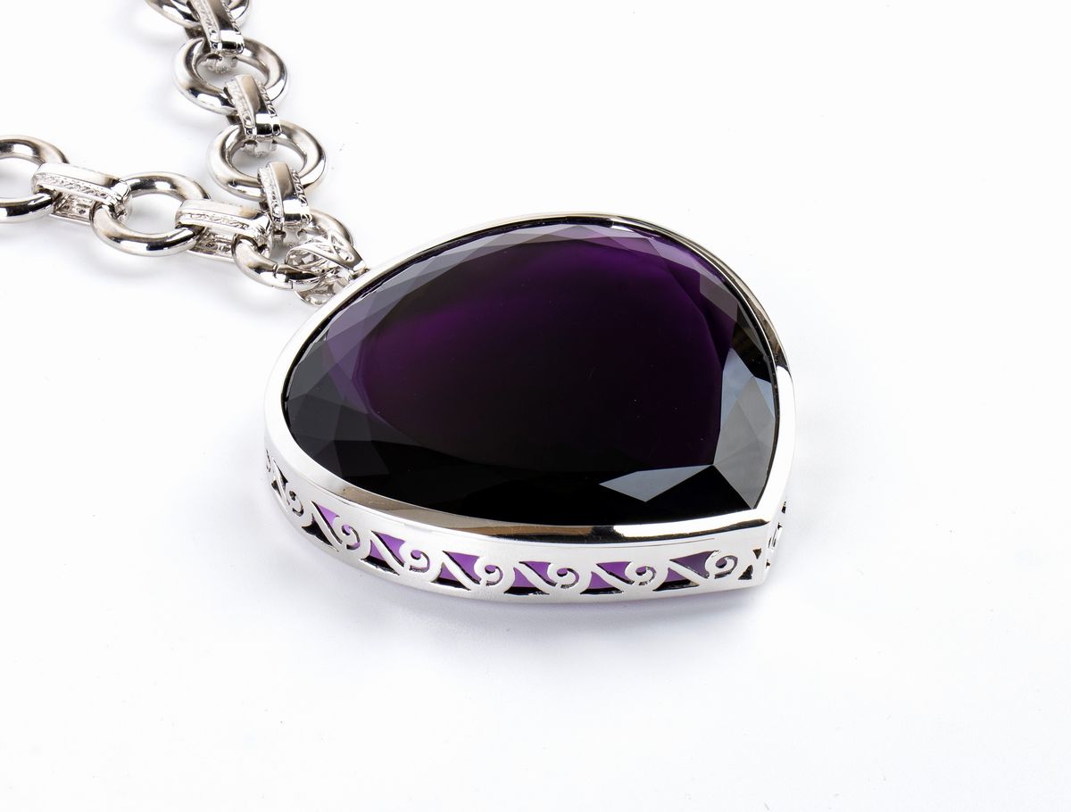 Collana in oro e grande ametista a forma di cuore