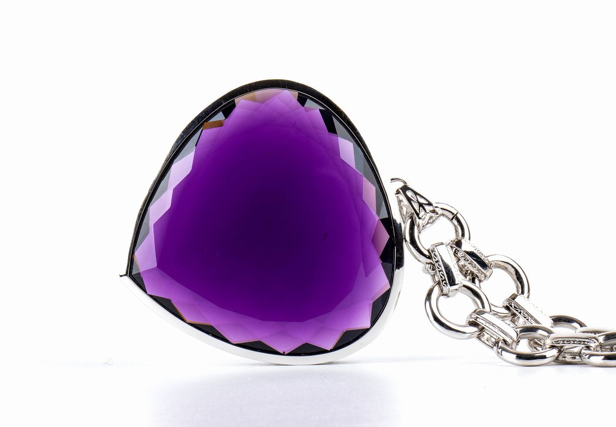 Collana in oro e grande ametista a forma di cuore