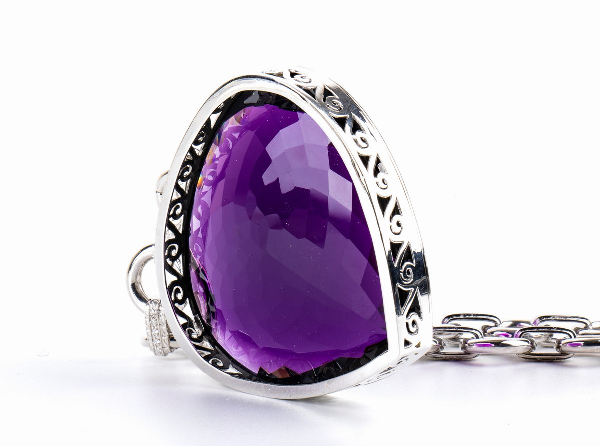 Collana in oro e grande ametista a forma di cuore