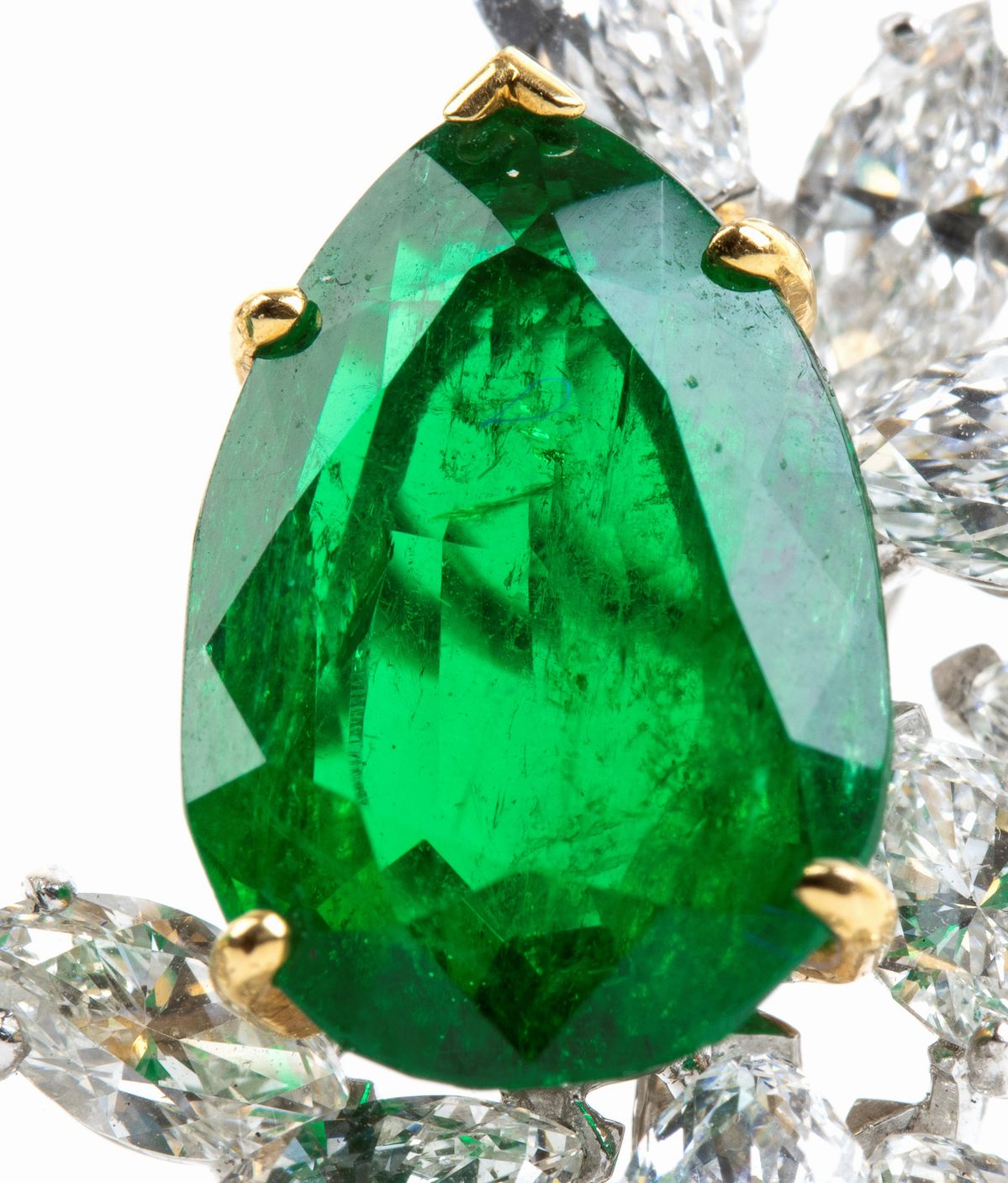 VENTRELLA: orecchini in oro con due gocce di smeraldo e diamanti