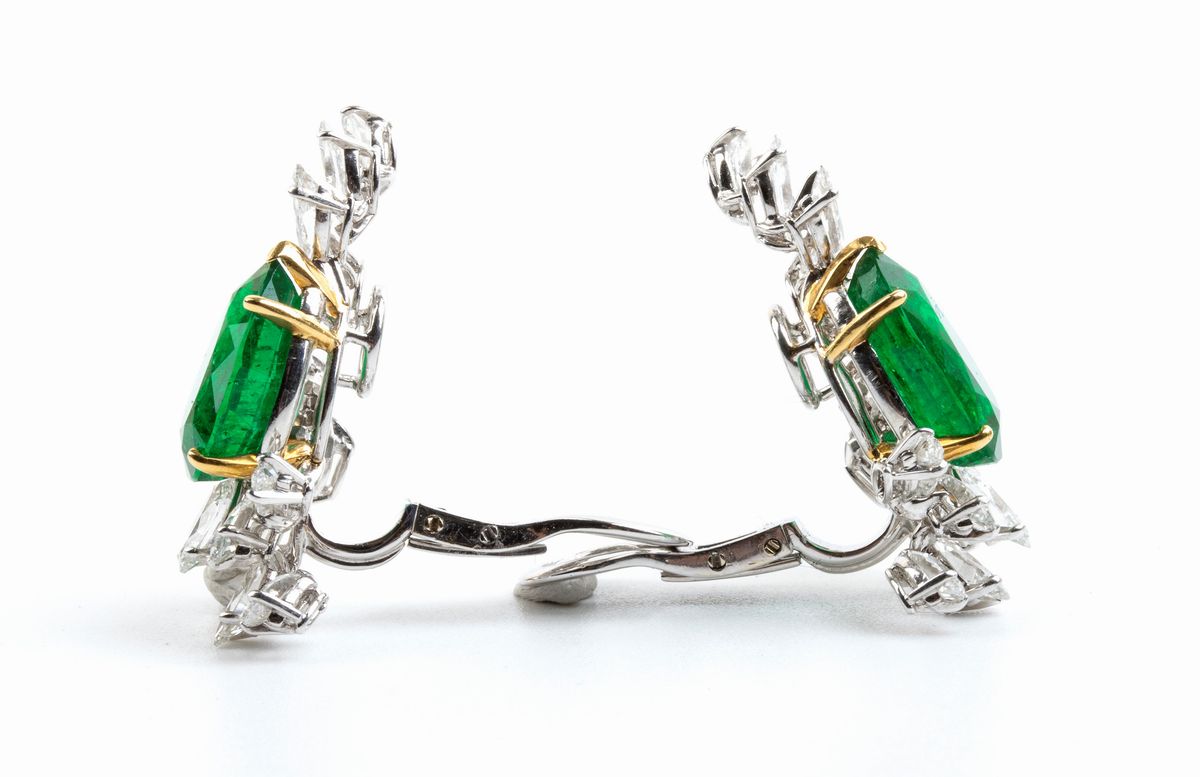 VENTRELLA: orecchini in oro con due gocce di smeraldo e diamanti