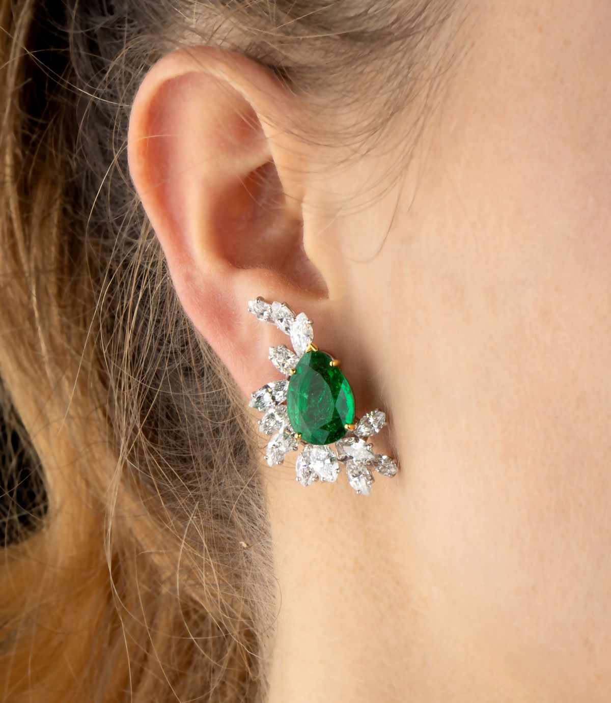 VENTRELLA: orecchini in oro con due gocce di smeraldo e diamanti