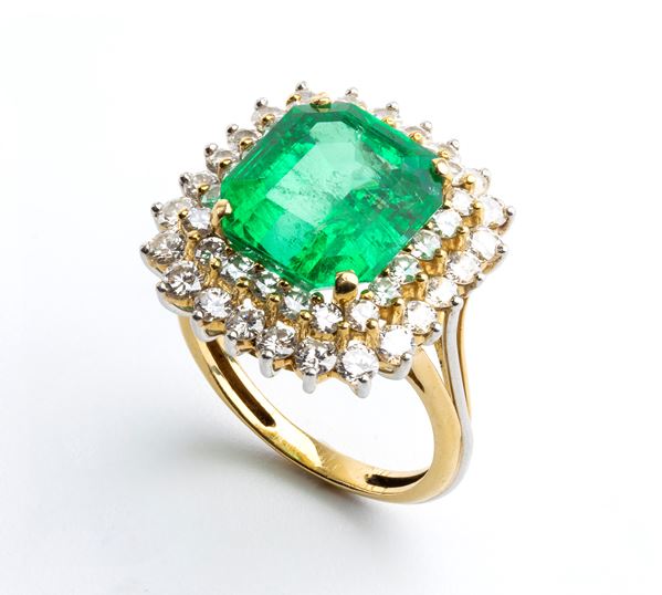 Anello con smeraldo e diamanti