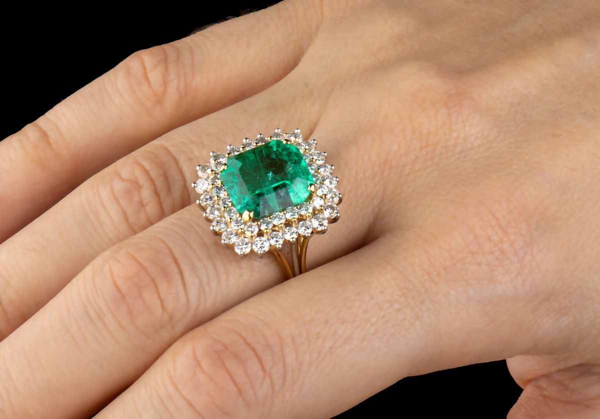 Anello con smeraldo e diamanti