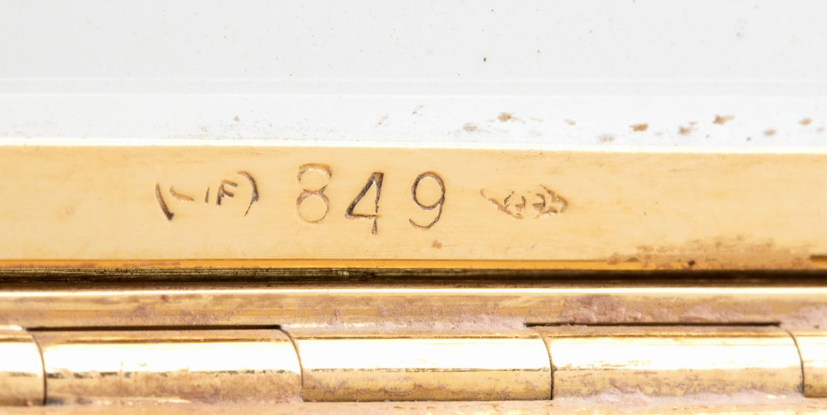 FARAONE: portacipria in oro con smalti bianchi e diamanti