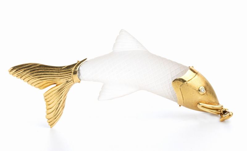 Pendente a forma di pesce in cristallo di rocca e oro