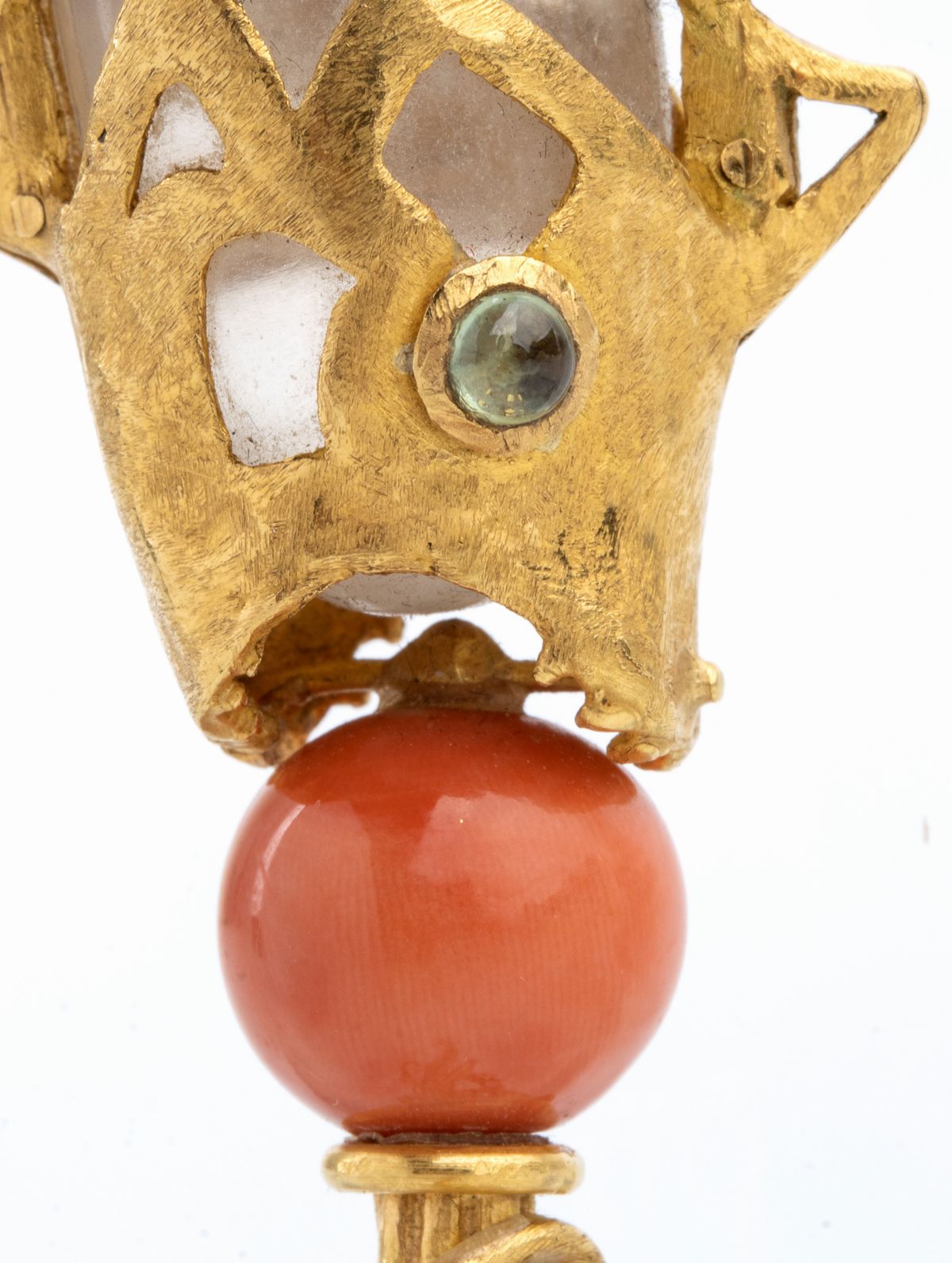 Pendente a forma di pesce con corallo e cristallo di rocca