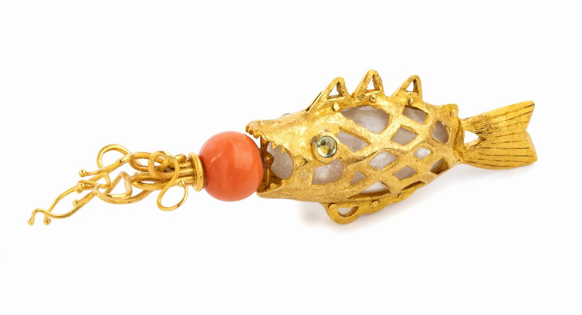 Pendente a forma di pesce con corallo e cristallo di rocca