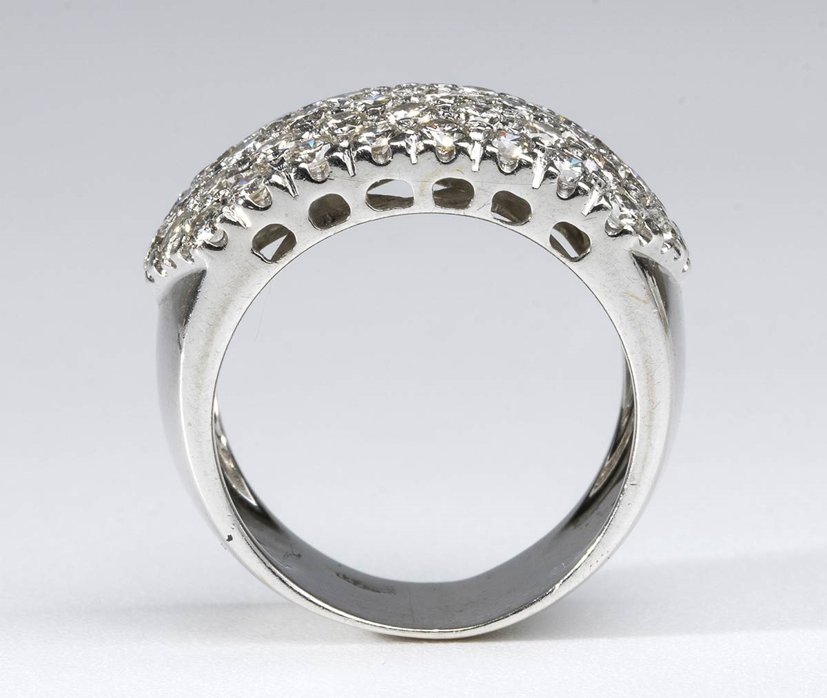 Anello in oro e pavé di diamanti