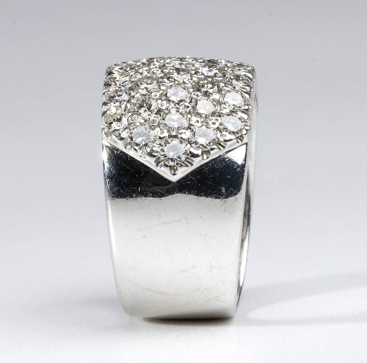 Anello in oro e pavé di diamanti