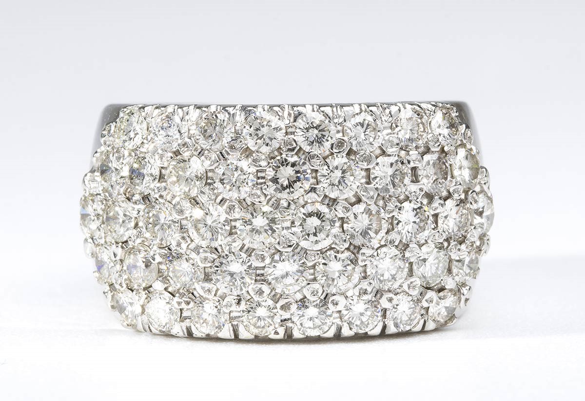 Anello in oro e pavé di diamanti