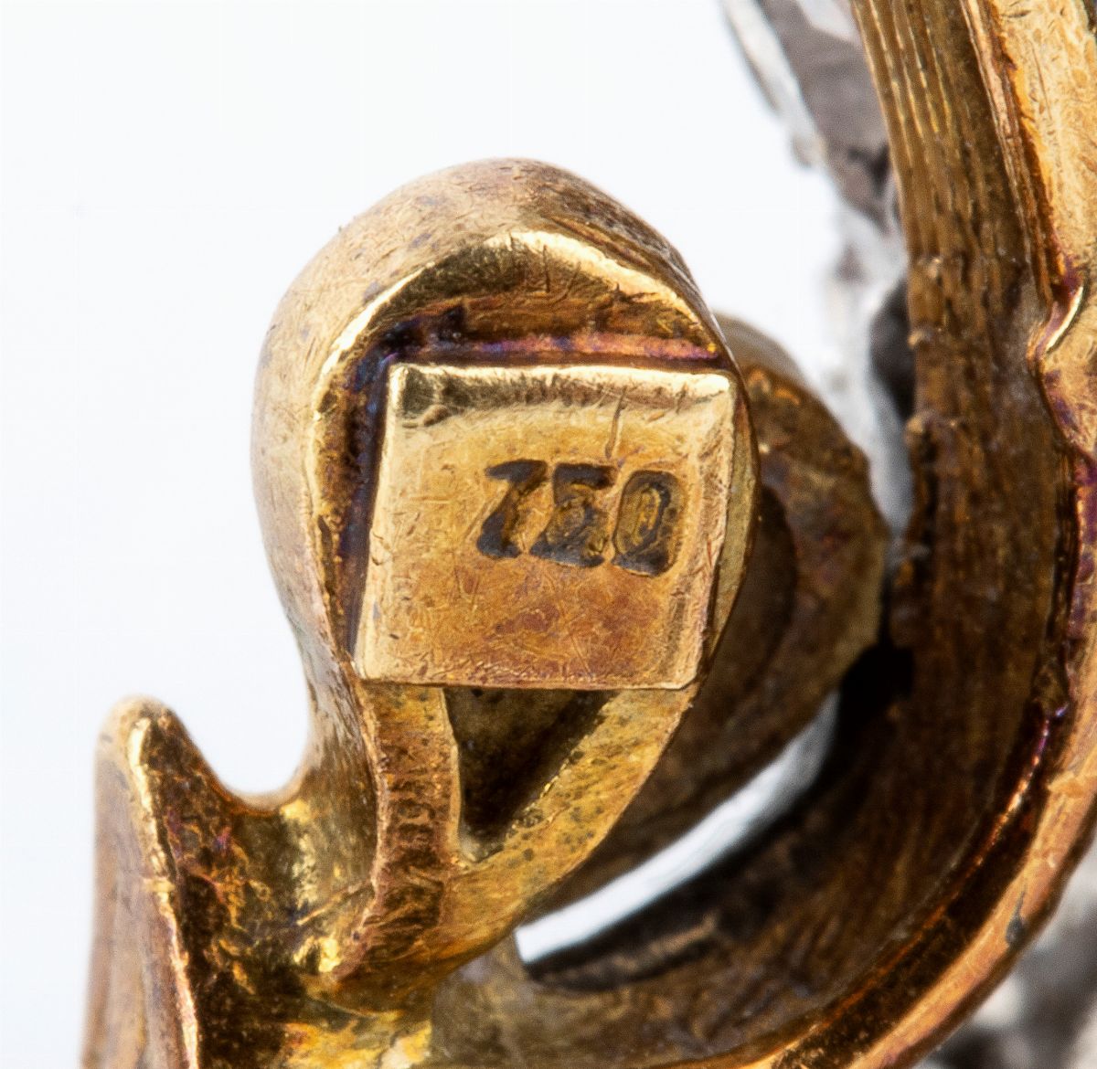 Spilla a forma di gallo in oro, diamanti e smalti