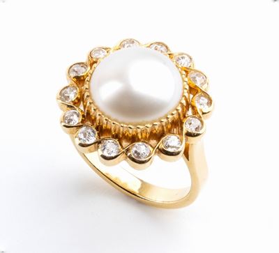 Anello in Oro con Perla Mabe' e Diamanti