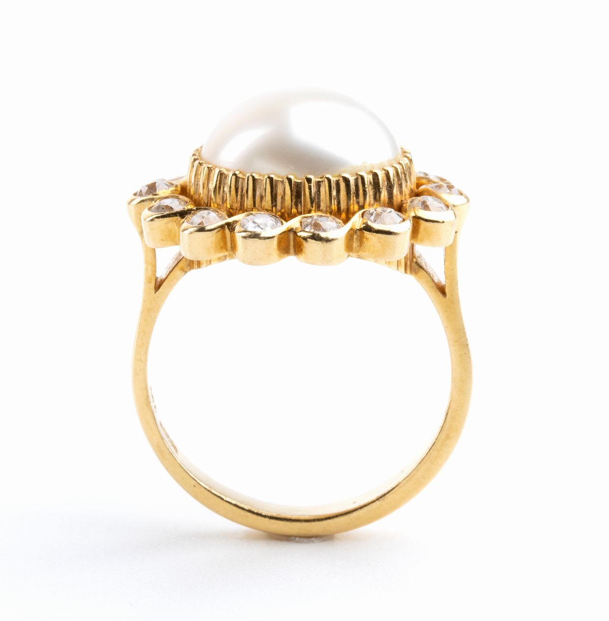 Anello in Oro con Perla Mabe' e Diamanti