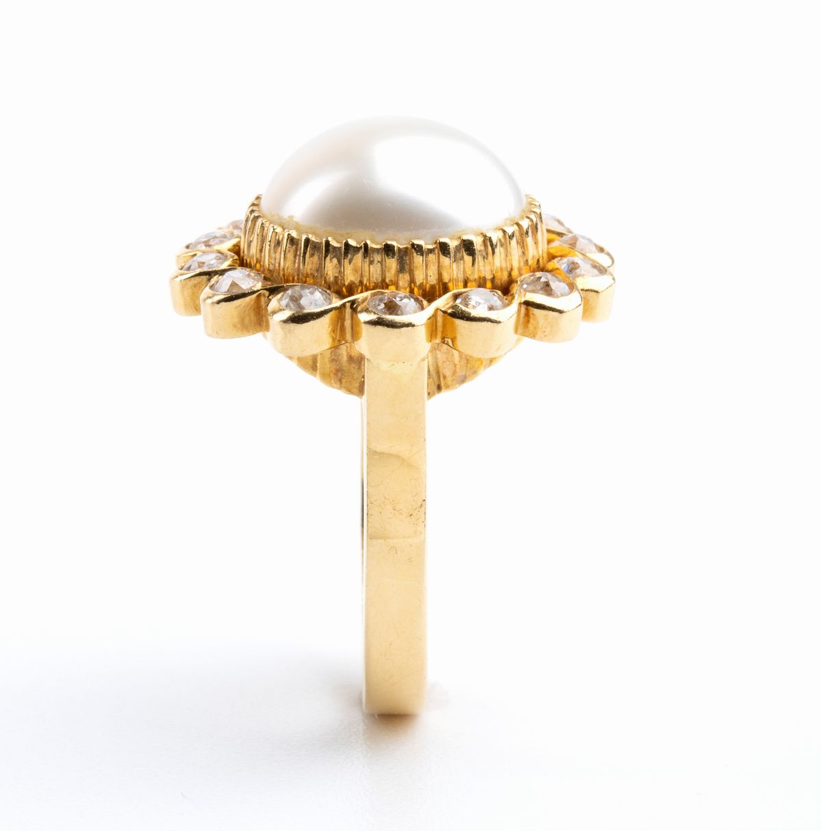 Anello in Oro con Perla Mabe' e Diamanti