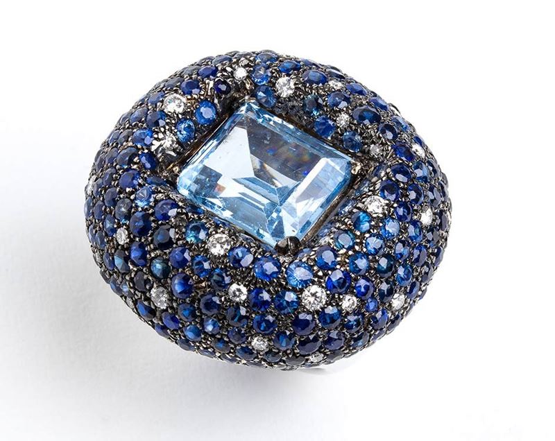 Anello a fascia in oro e topazio, zaffiri e diamanti