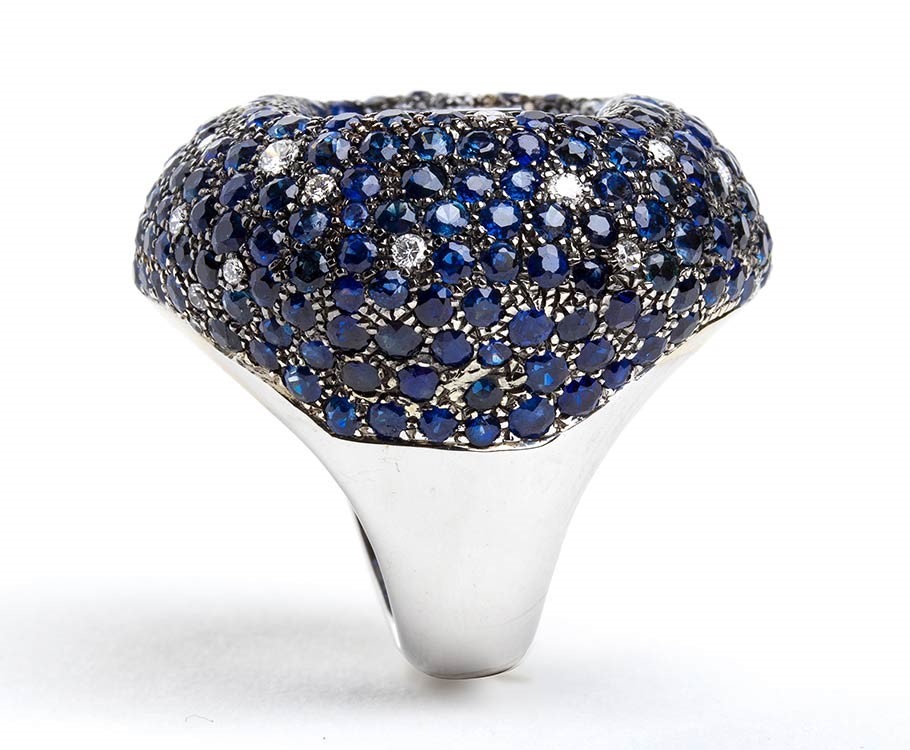 Anello a fascia in oro e topazio, zaffiri e diamanti