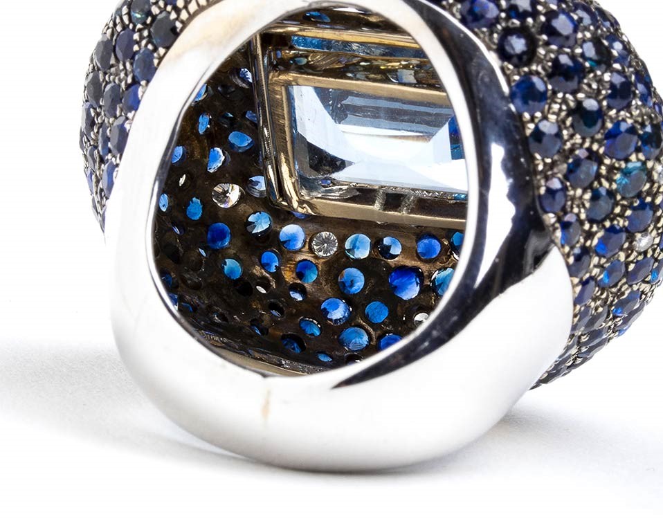 Anello a fascia in oro e topazio, zaffiri e diamanti